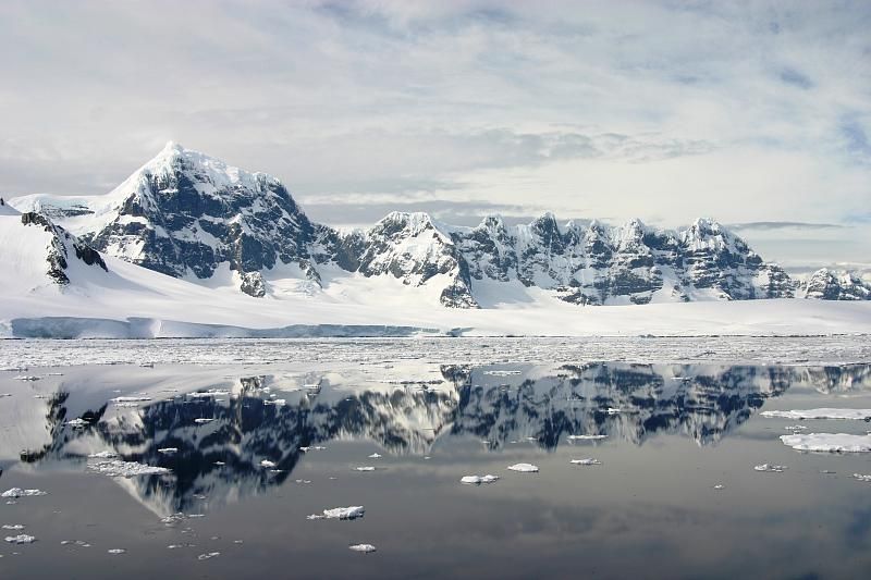 File:Antarctic mountains and drifting ice.jpg