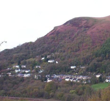 File:Gwaelod-y-garth-photo.jpg