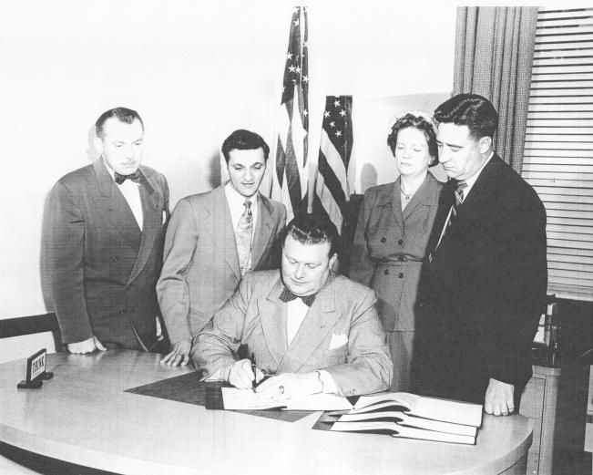 File:Joseph.Mayor.Signing.JPG