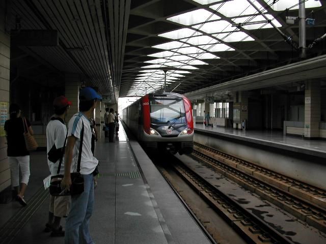 File:Longcao Road station line 3 platform.jpg