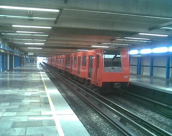 File:NC-82 en la estación Velodromo.JPG