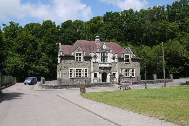 File:Oakdale Workmens Institute (geograph 4859836).jpg