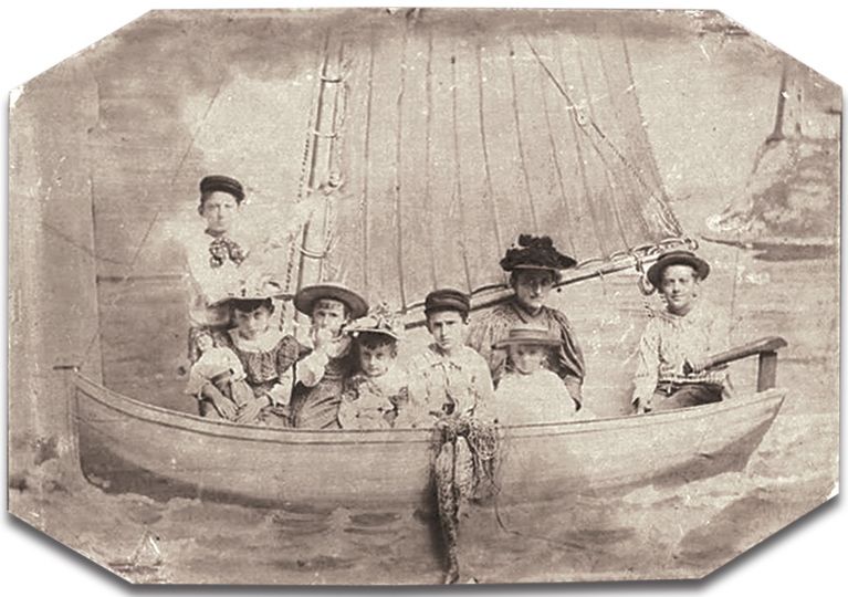 File:Rosa Gretsch and her 7 children.jpg