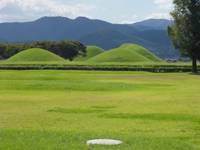 File:Burial-Mounds-at-GyeongJu.jpg