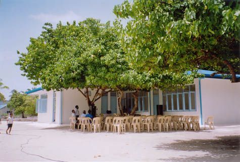 File:MALDIVES Kendhoo School.jpg