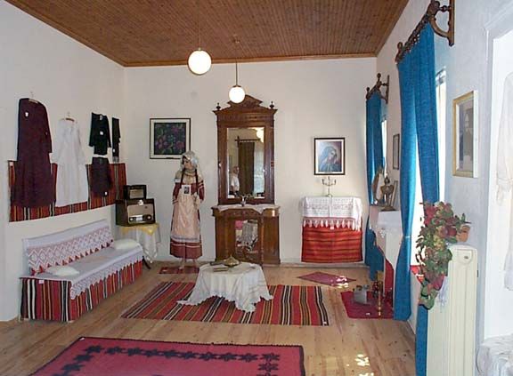 File:Macedonian Museums-53-Laografiko Polygyroy-233.jpg