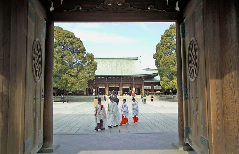 File:MeijiShrinePriestsMaidens1187.jpg