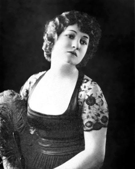 File:Ouida Bergère c. 1920 (extracted).jpg