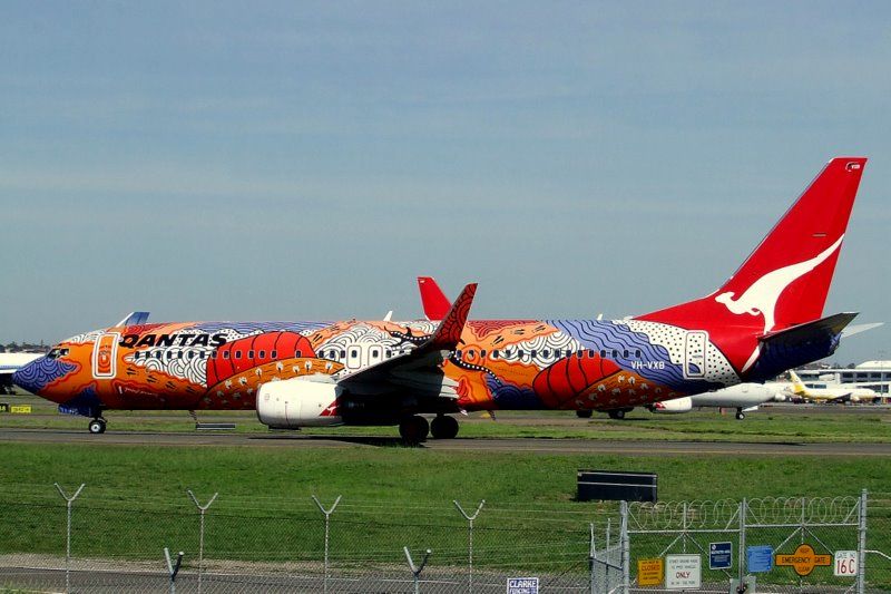 File:Qantas Boeing 737-800 Yananyi.jpg