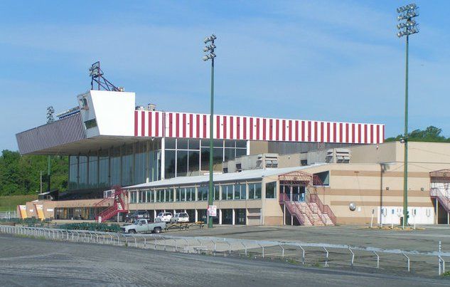 File:Rosecroft Grandstand 2010.jpg