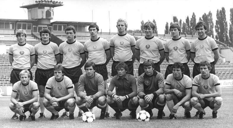 File:Bundesarchiv Bild 183-W0916-305, Mannschaftsfoto SG Dynamo Dresden.jpg