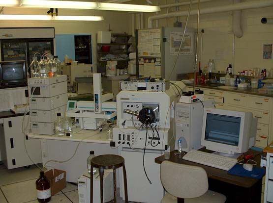 File:Quattro II triple quadropole mass spectrometer.jpg