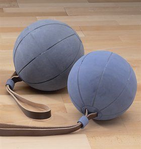 File:Schleuderball Gewicht 1,5kg.jpg