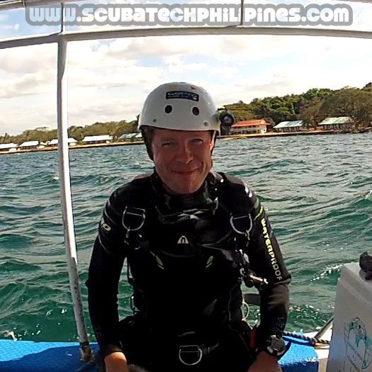 File:Sidemount diver with sidemount helmet..jpg