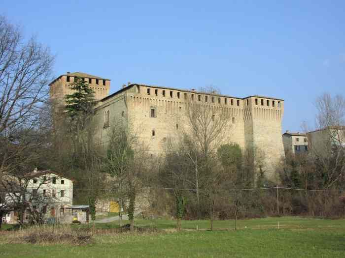 File:Castello varano.jpg