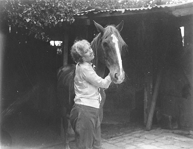 File:Eva Novak and a horse (1927).jpg