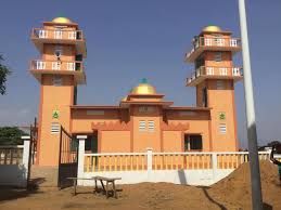 File:Kouroukoro central mosque.jpg