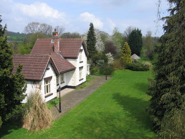 File:Lynclys Station - geograph.org.uk - 160300.jpg