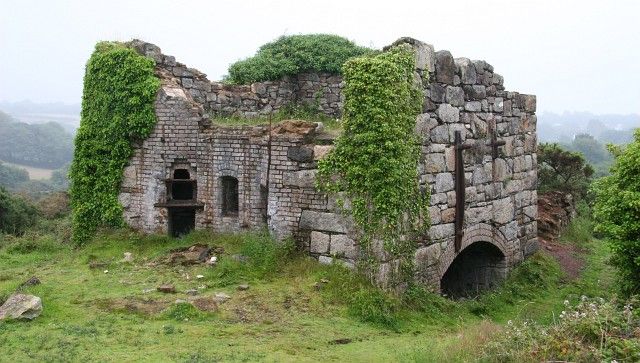 File:Brunton calciner at Wheal Busy.jpg