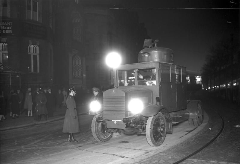 File:Bundesarchiv Bild 102-10865, Berlin, Wasserwerfer der Schutzpolizei.jpg