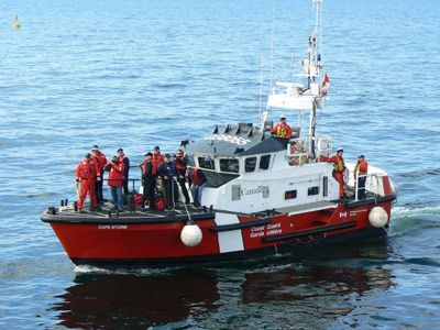 File:CCG medium endurance lifteboat off Hamilton.jpg