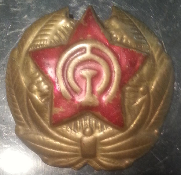 File:Dprk railway cap badge.png