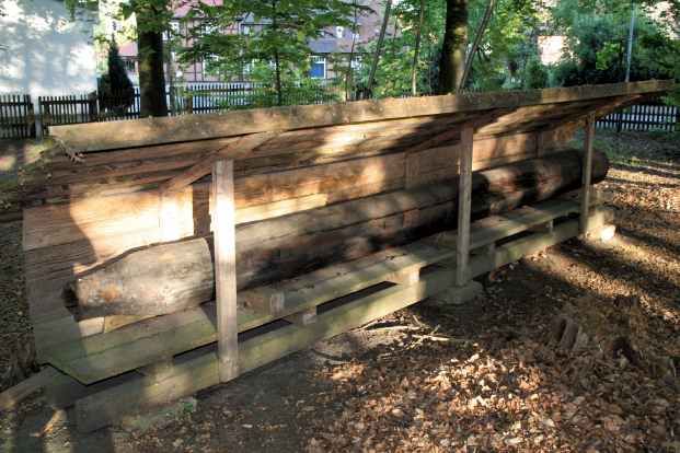 File:Holzröhrenleitung.jpg