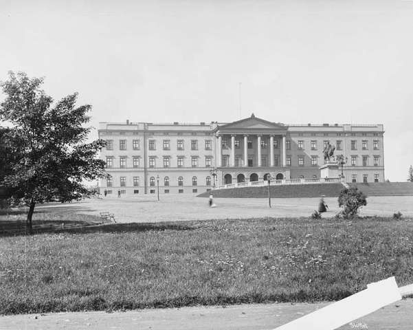 File:Oslo Royal Palace 1890.jpg