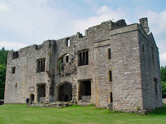 File:Barden Tower - geograph.org.uk - 823473.jpg