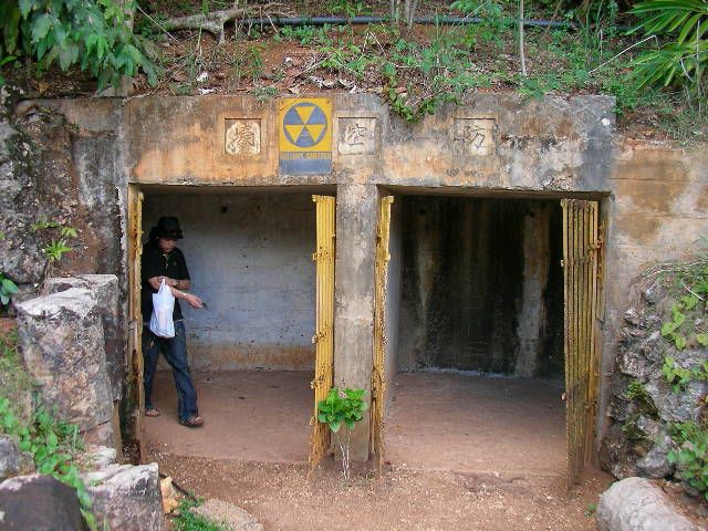 File:Bomb shelter@Latte stone park (162913368).jpg