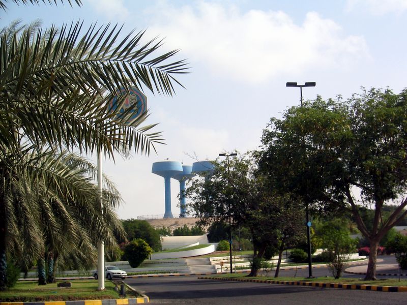 File:Ruwais(UAE) with blue water towers.JPG