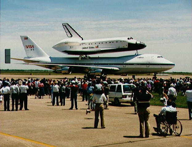 File:SCA and Endeavour at Ellington Field, 1991.jpg