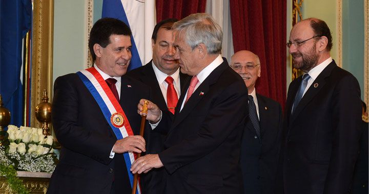 File:Saludo de Piñera a Cartes.jpg