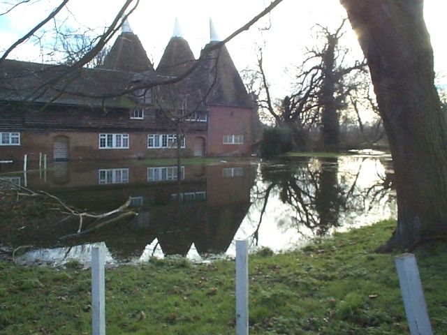 File:An oast house in Littlebourne.jpg