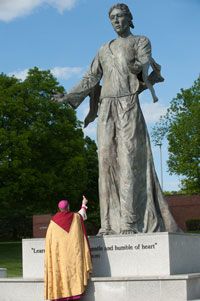 File:Bishop-barres-blesses-jesus-the-teacher-statue.jpg