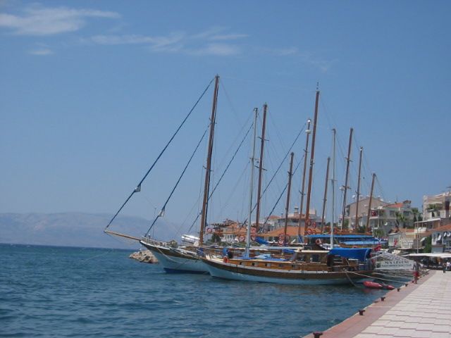 File:Cesme harbour vikipedi.jpg