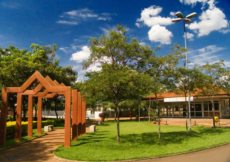 File:Dourados - Parque dos Ipês.jpg