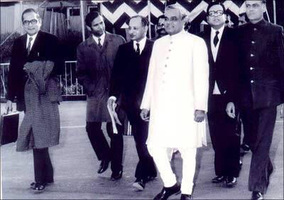 File:Dr Singh and Vajpayee.png