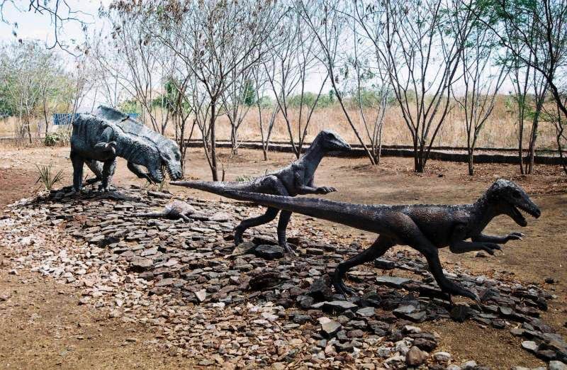 File:Maquete Dinossauros.jpg