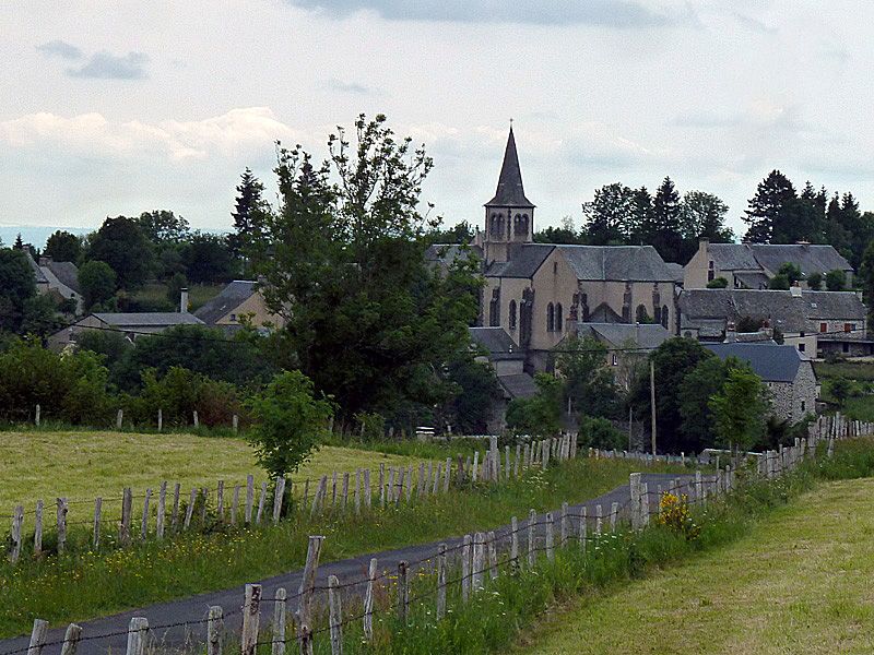 File:Village de Condom-d’Aubrac.jpg