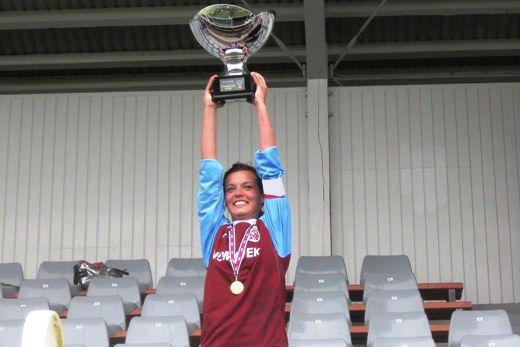 File:AB women cup winners 2009 capitan.jpg