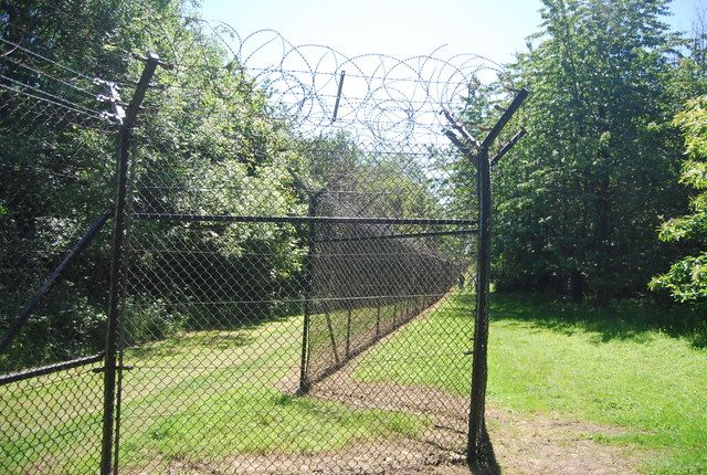 File:Boundary Fence, Fort Halstead.jpg