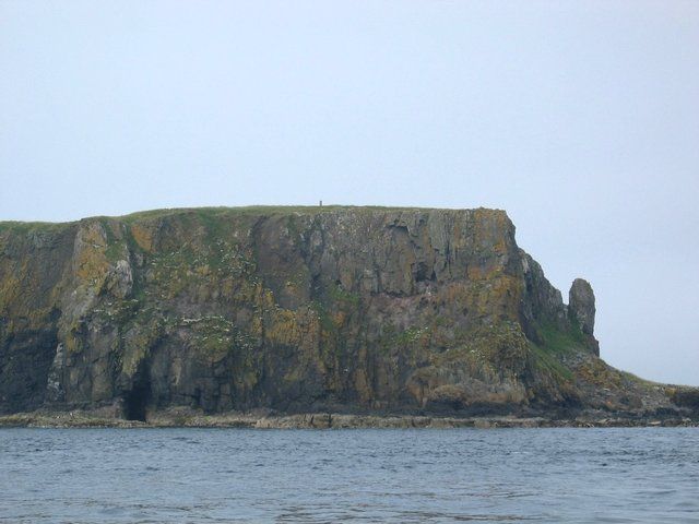 File:Cairn na Burgh Mor.jpg