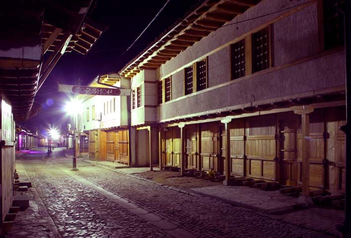 File:Gjakova - Çarshia e Vjetër.jpg