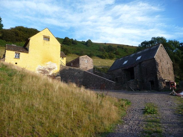 File:Ty-hwnt-y-bwlch, Cwmyoy - 3121849 - geograph.jpg