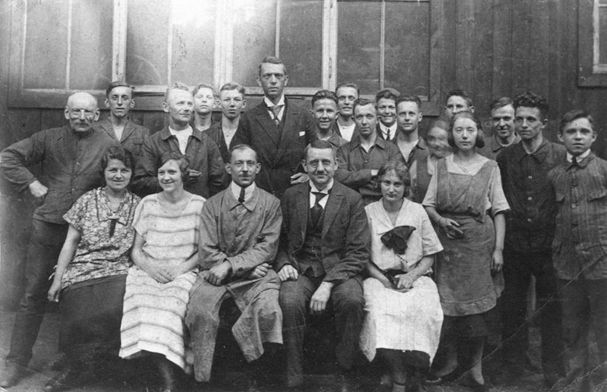 File:Ernst Siegling with his employees.jpg