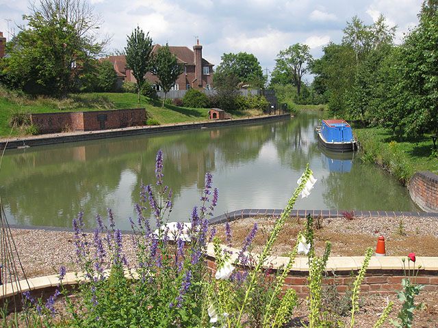 File:OverBasinHerefordGloucesterCanal.jpg