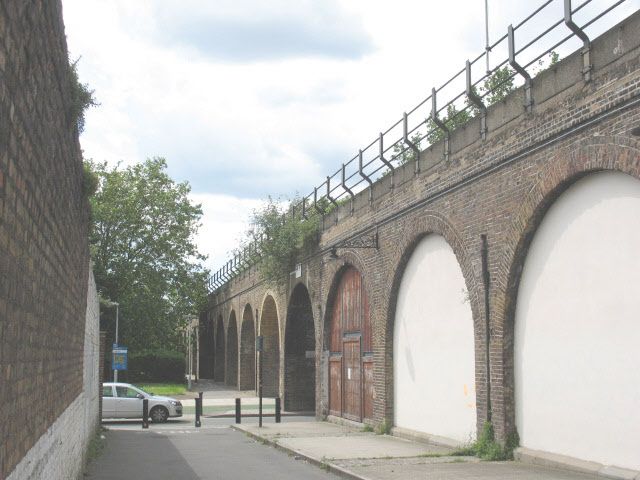 File:Railway viaduct between Deptford and Greenwich.jpg