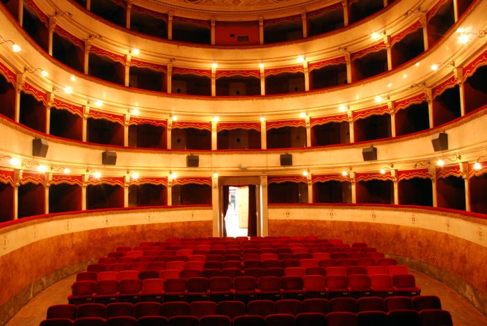 File:Sansepolcro, Cinema Teatro Dante, Interno da palcoscenico.jpg