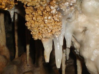 File:Stalactites nefza Tunisia.jpg